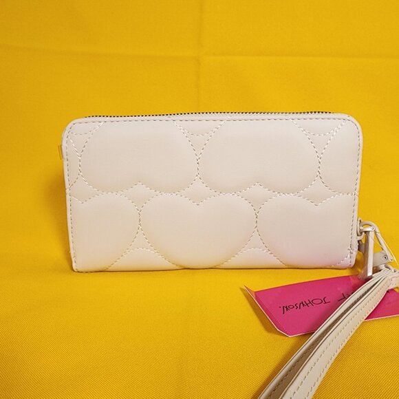 Betsey Johnson White Quilted Heart Love Wallet Wristlet Zip Around NEW - Picture 4 of 12